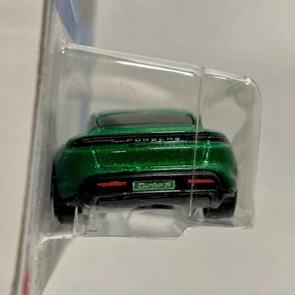 Hot Wheels Porsche Taycan Turbo S 149/250 Factory Fresh 4/5‎ Green Die-cast 1:64